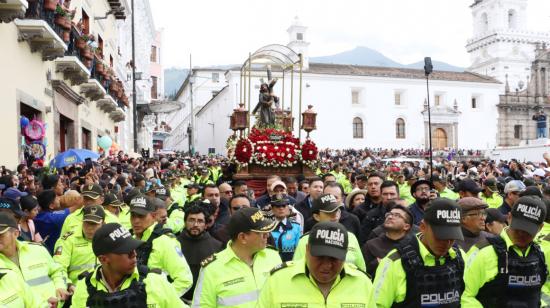 La Policía Nacional encabeza la procesión de Jesús del Gran Poder en Quito, 29 de marzo de 2024.