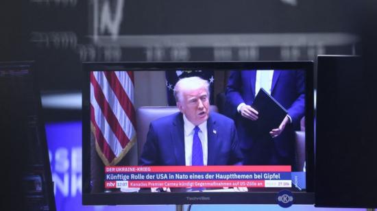 El presidente de Estados Unidos, Donald Trump, aparece en una pantalla de televisión debajo de un indicador que muestra el índice bursátil alemán DAX en la bolsa de valores de Frankfurt, Alemania, el 3 de abril de 2025.