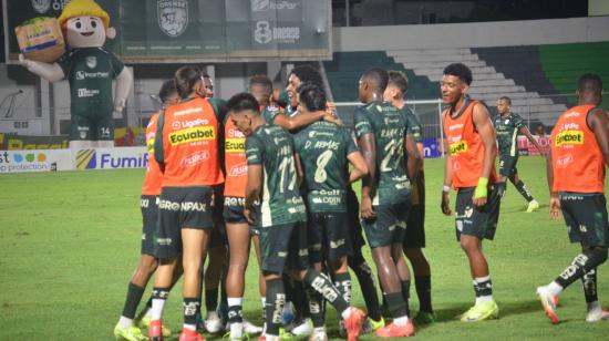 Los jugadores de Orense festejan un gol ante Técnico Universitario en la Fecha 4 de la LigaPro, el 10 de marzo de 2025.