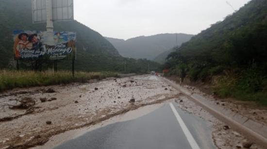 Gran cantidad de lodo en la Panamericana Norte, en Pichincha, por el desbordamiento del río Pisque, este 4 de abril de 2025.