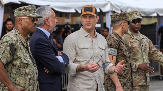 El secretario de Defensa de Estados Unidos, Pete Hegseth (con gafas en mano), junto a altos mandos del ejército estadounidense y el administrador del Canal de Panamá, Ricaurte Vásquez, en una visita al Canal, el 8 de abril de 2025.