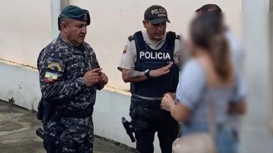 Policías retiene a dos personas por cometer delitos durante el sufragio de la segunda vuelta este 13 de abril de 2025.