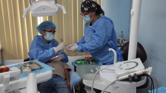 Atención odontológica en uno de los centros médicos del Ministerio de Salud Pública.