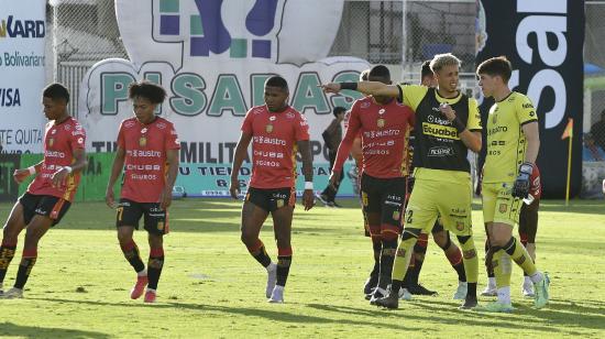 Los jugadores de Deportivo Cuenca tras el encuentro ante Macará en Ambato por la Fecha 8 de la LigaPro, el 10 de abril de 2025.