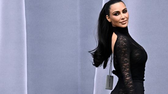 Kim Kardashian posando un diseño de Balenciaga, el 3 de marzo de 2024.