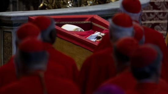 El cuerpo del papa Francisco yace en la basílica de San Pedro, en el Vaticano, el 23 de abril de 2025.