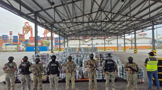 Cargamento de ropa usada decomisado en Guayaquil el 23 de abril de 2025.