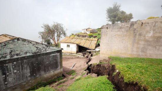 Vivienda afectada por grietas en la comunidad indígena de Saraugsha, en Cotopaxi.