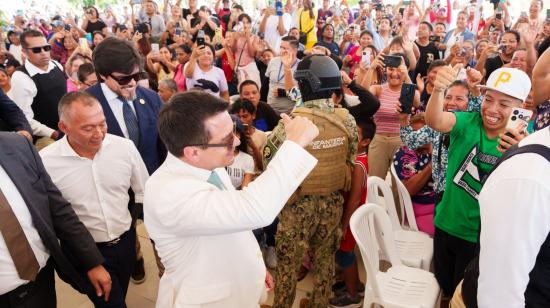 El presidente de Ecuador, Daniel Noboa, durante la colocación simbólica de la primera piedra el nuevo muelle en Puerto Bolívar, Machala, el 23 de abril de 2025.