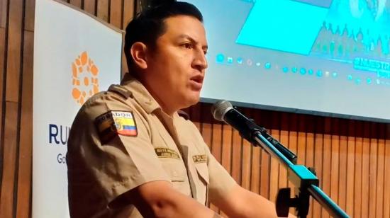 Mayor Andrés Borja, representante de la Policía Nacional en reunión con líderes barriales del cantón Rumiñahui.