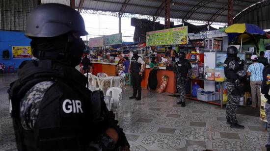 Imagen referencial de un operativo antiextorsión en el mercado Mariana de Jesús, en El Recreo, al noreste de Durán, el 8 de abril del 2025.