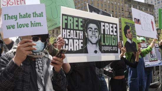 Manifestantes se reúnen frente a un tribunal federal durante una audiencia de Luigi Mangione en Estados Unidos, el 25 de abril de 2025.