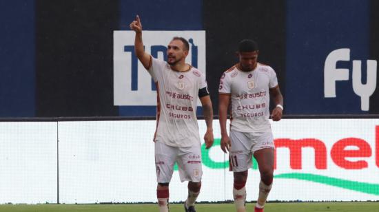 Los jugadores de Deportivo Cuenca festejan un gol ante Vinotinto en el estadio Banco Guayaquil, el 26 de abril de 2025.