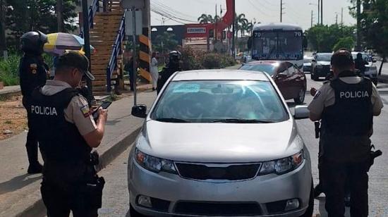 Imagen de archivo de un operativo policial en una avenida de Guayaquil.