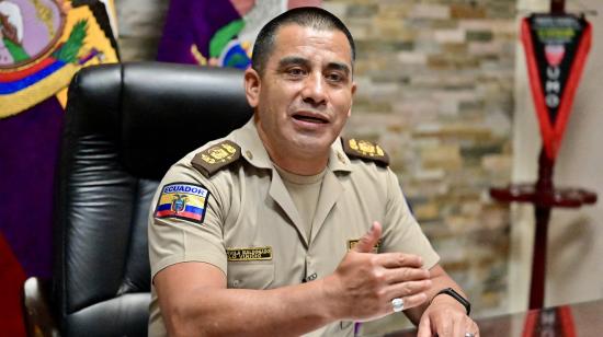 El entonces comandante de policía de la Zona 8, el general Pablo Dávila, durante una entrevista en Guayaquil, el 28 de febrero de 2025.