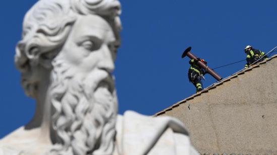 Técnicos instalan una chimenea en el techo de la Capilla Sixtina en la Ciudad del Vaticano, antes del cónclave para elegir un nuevo Papa, el 2 de mayo de 2025.