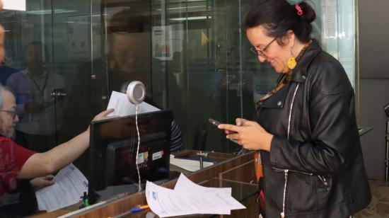 Una delegada de la alianza Revolución Ciudadana-Reto entrega un reclamo el 22 de abril del 2025 en la sede del CNE, en Quito.