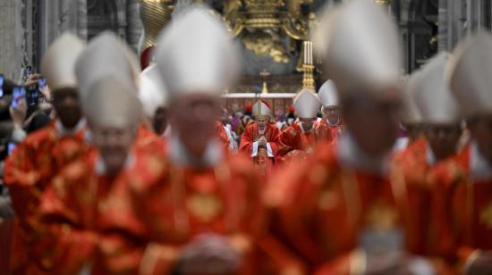 Cardenales presentes en la misa 'Pro eligendo papa' en la Basílica de San Pedro, horas antes de su ingreso a la Capilla Sixtina para iniciar el cónclave, el 7 de mayo de 2025.