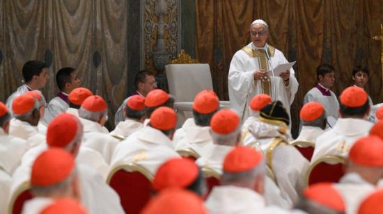 El papa León XIV oficia su primera misa en la Capilla Sixtina, en el Vaticano, el 9 de mayo de 2025.
