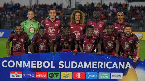 Los jugadores de Mushuc Runa posan para una foto antes de enfrentar a Cruzeiro, en Riobamba, el 7 de mayo de 2025.