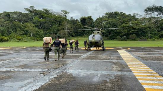 Militares durante un operativo en la Amazonía de Ecuador, el 13 de mayo de 2025.
