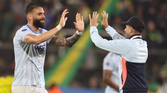 Jhon Chancellor, defensa de Universidad Católica, celebra la clasificación a los octavos de final de la Copa Sudamericana, el miércoles 14 de mayo de 2025.