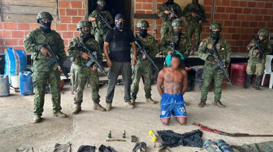 Soldados custodian al presunto miembro del Tren de Aragua, detenido el 15 de mayo de 2025,en Orellana.
