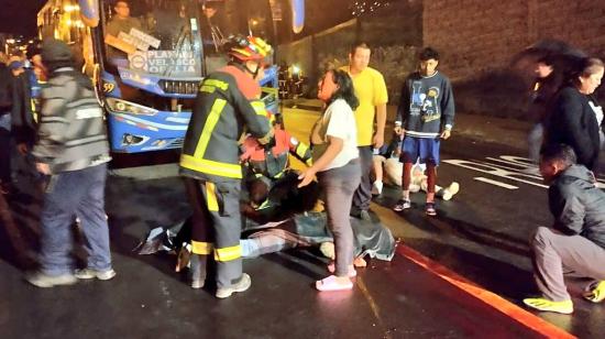 Un joven falleció tras ser atropellado por un bus en Quito.