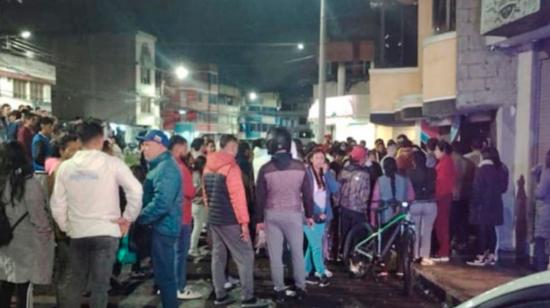 Moradores en los exteriores de una peluquería en Quitumbe, en el sur de Quito.