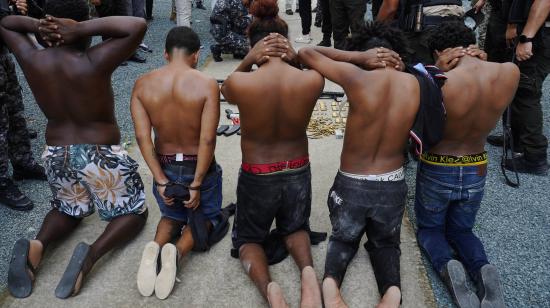 Cinco presuntos integrantes de Los Tiguerones presentados en posesión de armas en el plan habitacional popular Sueño Guayaquileño, del noroeste de Guayaquil, el 7 de marzo de 2025.