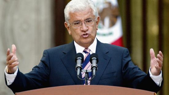 El presidente de Ecuador, Alfredo Palacios habla durante su recepcion ofrecida por el presidente de Vicente Fox, en la residencia oficial de los Pinos, en la ciudad de Mexico el 24 de abril de 2006.