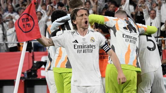 El centrocampista croata del Real Madrid, Luka Modric, y sus compañeros celebran un gol anotado en la final de la Copa del Rey de España ante el FC Barcelona, el 26 de abril de 2025.