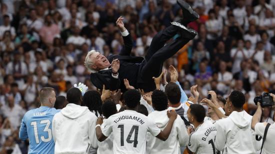 El entrenador del Real Madrid, Carlo Ancelotti, es homenajeado tras su último partido en el Santiago Bernabéu, el sábado 24 de mayo de 2025.