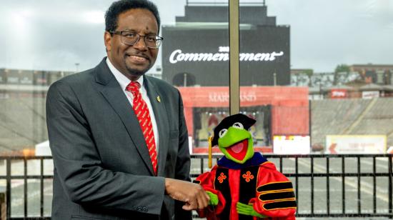 Darryll J. Pines, presidente de la Universidad de Maryland, posa con la rana René (Kermit the Frog) antes del discurso del personaje en ese lugar, el 22 de mayo de 2025.