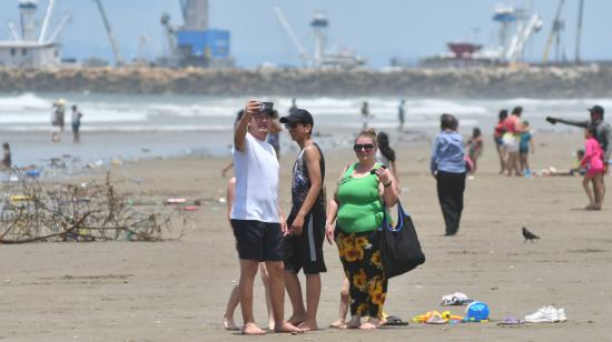 Una familia en el feriado de Carnaval en una playa de Manta, 1 de marzo de 2025.