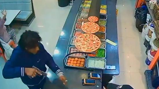 Sospechoso apunta con un arma de fuego al administrador de una pizzería en Quito.