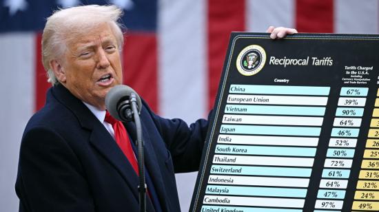 El presidente estadounidense Donald Trump sostiene una gráfica mientras pronuncia un discurso sobre aranceles recíproco, el 2 de abril de 2025.
