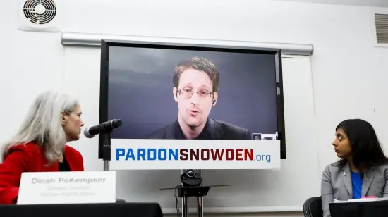 Una pantalla muestra al exanalista de la CIA Edward Snowden en videoconferencia desde Moscú durante una rueda de prensa en Nueva York en septiembre de 2016.