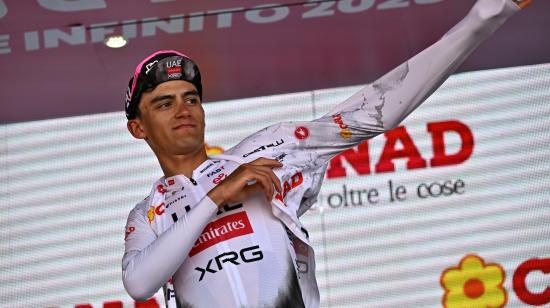 El ciclista mexicano Isaac Del Toro Romero, del UAE Team Emirates XRG, celebra en el podio tras la 18.ª etapa del Giro de Italia 2025, el 29 de mayo.