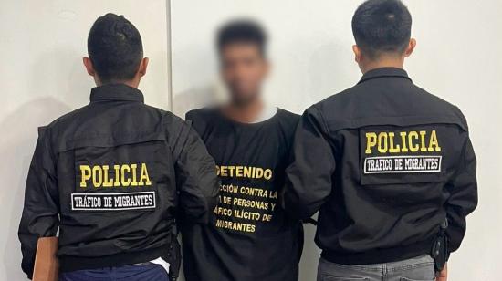 Policías custodian a un sujeto detenido este 30 de mayo en Lima, Perú, por explotación sexual contra una adolescente de Ecuador.