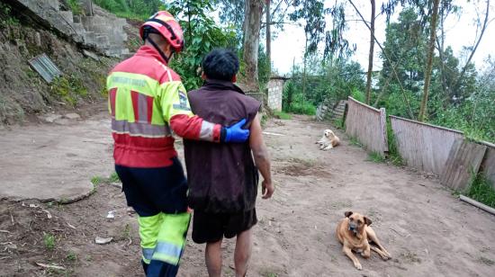 Cuerpo de Bomberos del Distrito Metropolitano de Quito rescató a dos personas de una quebrada en el norte de Quito, este 1 de junio de 2025.