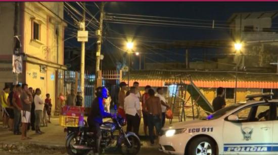 Un patrullero de la Policía en el parque Las Acacias, en el sur de Guayaquil, a donde llegaron los vecinos tras un ataque armado ocurrido la noche del 1 de junio de 2025.