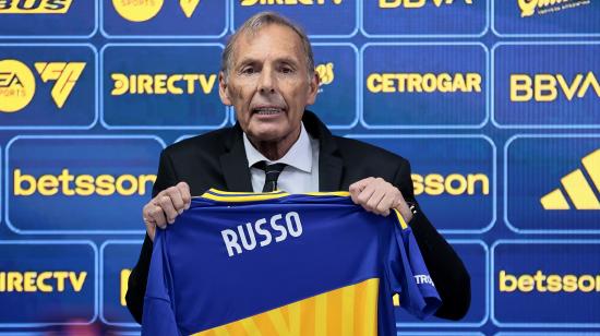 El nuevo entrenador de Boca Juniors, Miguel Ángel Russo, posa durante una rueda de prensa este lunes, en el predio de entrenamiento del club, en Ezeiza (Argentina). Boca Juniors anunció a Russo como su nuevo entrenador, tras la salida hace poco más de un mes de Fernando Gago y con la mira puesta en el Mundial de Clubes que se disputa este mes en Estados Unidos. EFE/ Adan González