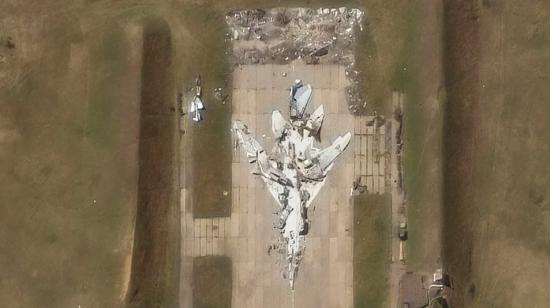 Vista satelital de los aviones rusos destruidos en la base de Belaya, en el este de Siberia, por parte de drones de Ucrania, 2 de junio de 2025.