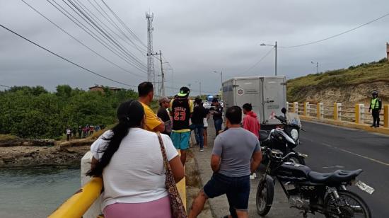 Moradores sobre el puente en Punta Carnero, donde hallaron el cuerpo de un joven de 26 años, Santa Elena, 3 de junio de 2025.