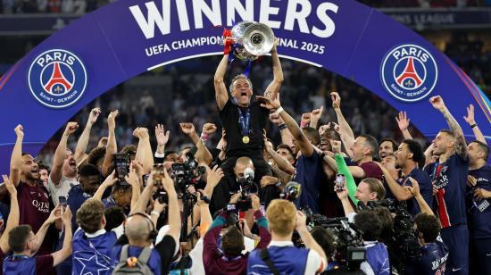 El entrenador del PSG, Luis Enrique, levanta el trofeo este sábado tras la victoria del equipo en la final de la UEFA Champions League entre el Paris Saint-Germain y el Inter de Milán, en Múnich, el 31 de mayo de 2025.