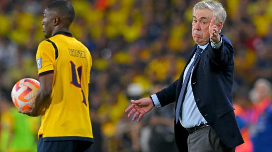 El entrenador de Brasil, Carlo Ancelotti, le hace un gesto al defensa ecuatoriano Joel Ordóñez durante el partido de la Fecha 15 de las Eliminatorias, el jueves 5 de junio de 2025.