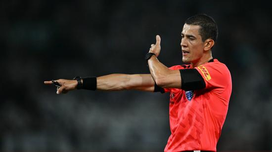 Andrés Rojas, árbitro colombiano, durante un partido entre de Copa Libertadores, jugado el 23 de octubre de 2024.