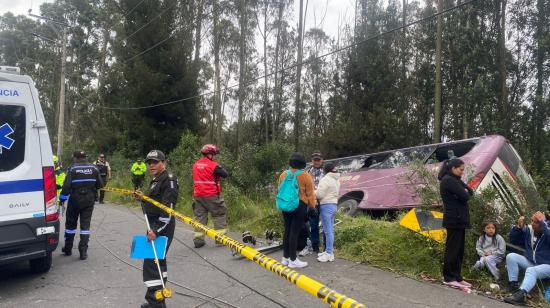 Un bus se volcó en la avenida Simón Bolívar, en el suroriente de Quito, la tarde de este martes 10 de junio de 2025.
