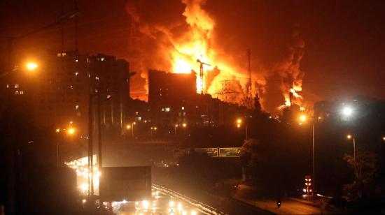 El fuego y el humo se elevan desde un almacén de petróleo en Teherán atacado por Israel, el 15 de junio de 2025.